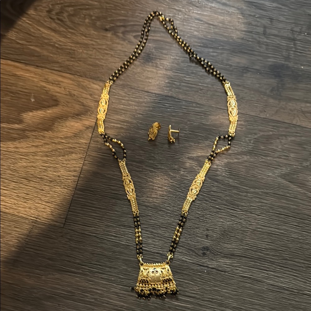 Elegant Gold and Black Necklace Set